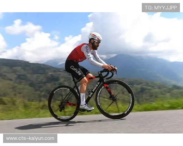 铁人三项世界杯弗洛里亚诺波利斯站收官，西班牙选手萨拉·格雷罗冲金