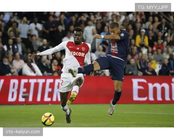 特写:伯恩利队长本·米带领年轻后防线进行加练 特写:伯恩利队长本·米带领年轻后防线进行加练